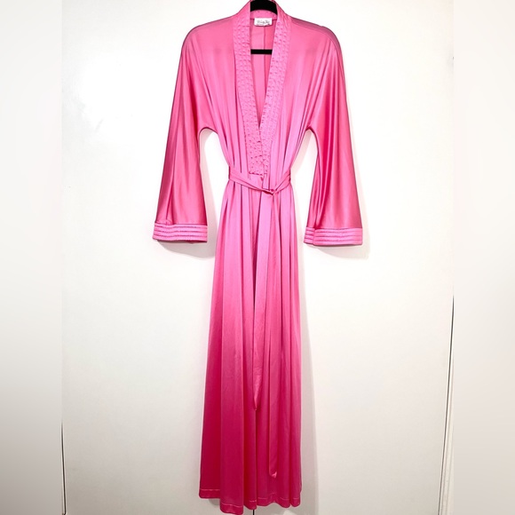 Vintage Vanity Fair robe 💗